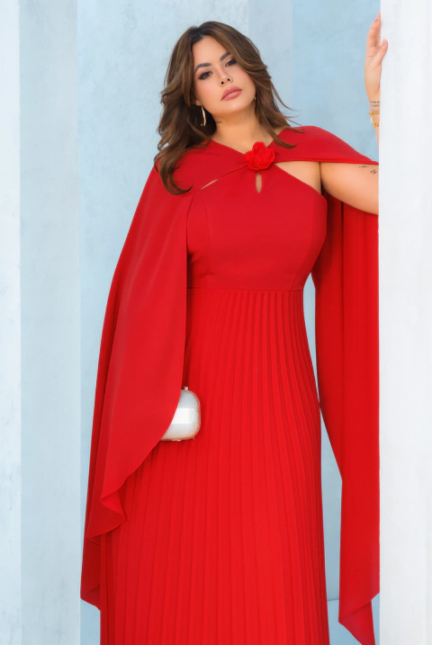 Vestido festa longo plus size, com saia plissada e aplicação de flor, capa fixa - Vermelho