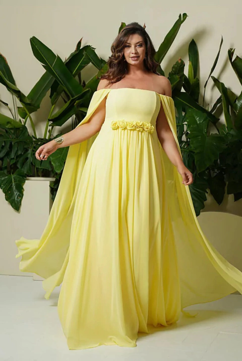 Vestido de festa longo, com manga capa e aplicação de flor - Amarelo