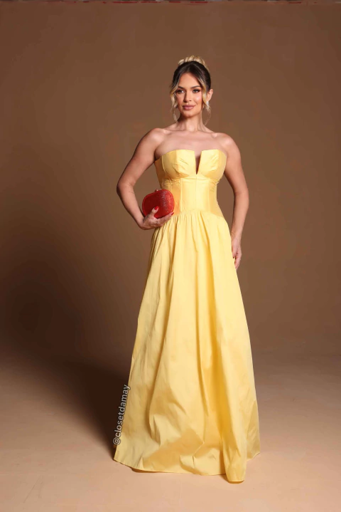 Vestido de festa longo, em tafetá, tomara que caia e decote coração - Amarelo