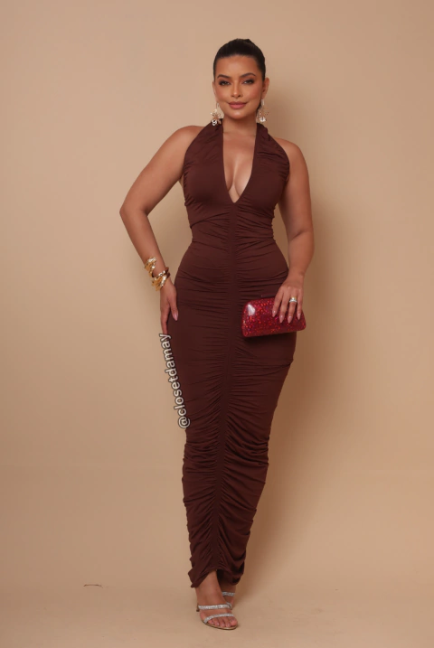 Vestido de festa longo, com franzido e decote em v - Marrom