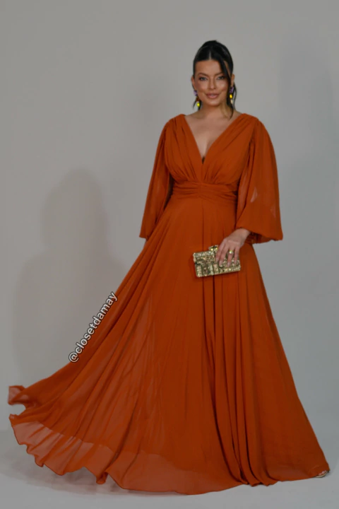 Vestido de festa plus size, com busto drapeado, decote em v e mangas longas removíveis - Terracota