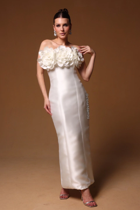 Vestido de noiva longuete, tomara que caia com aplicação de flor 3D no busto - Off White