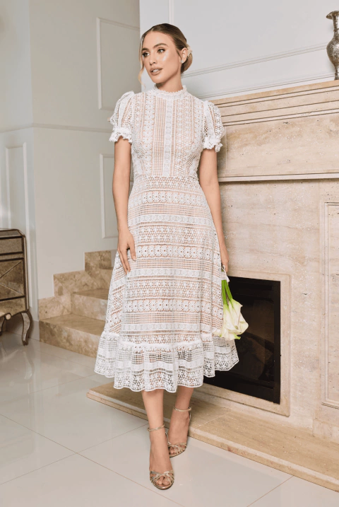 Vestido de noiva midi, em guipir com forro nude rosado, gola alta e mangas curtas - Off White