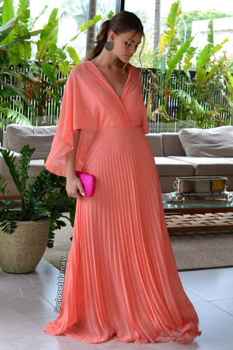 Vestido de festa longo, plissado com decote V , com capa fixa - Salmão