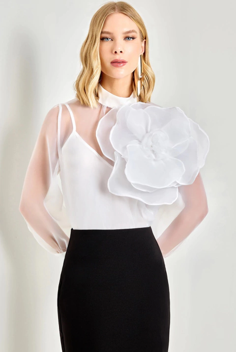 Blusa de organza com gola alta com aplicação de flor - Off White