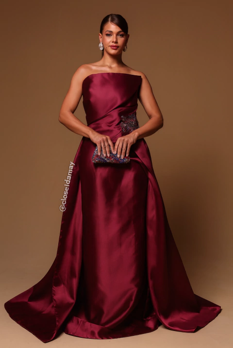 Vestido de festa longo, em zibeline, tomara que caia e drapeado - Marsala