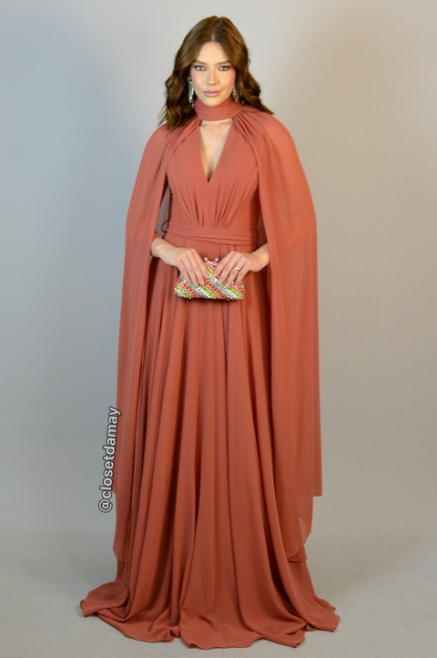 Vestido de festa longo, com decote em v, saia fluída e capa - Terracota