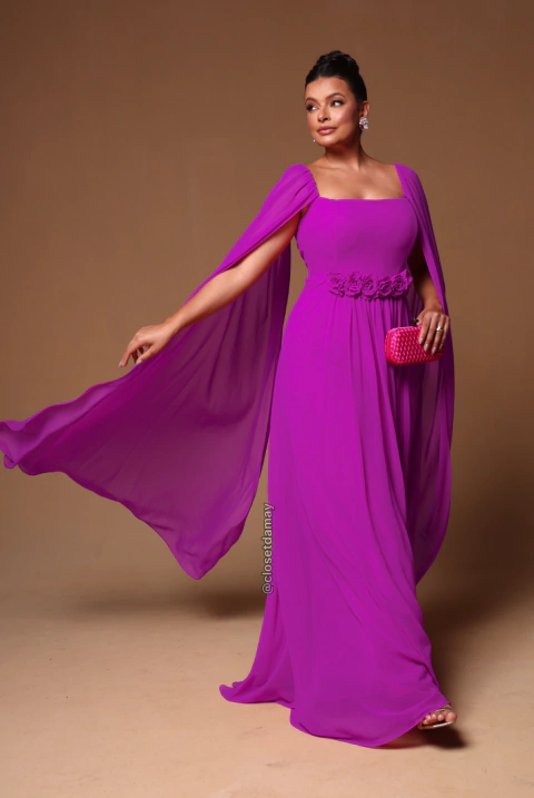 Vestido de festa longo, com manga capa e aplicação de flor - Roxo