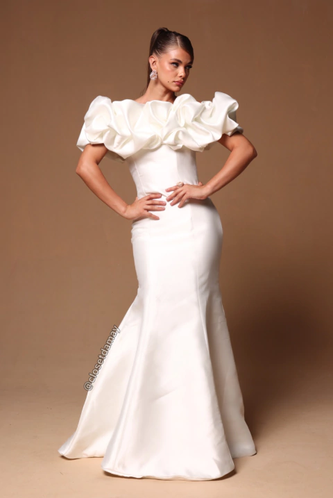 Vestido de noiva longo, sereia, tomara que caia com busto estruturado e babados removíveis - Off White