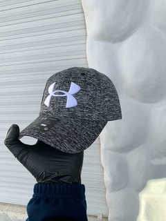 Imagen de COMBO UNDER ARMOUR; REMERA, SHORT Y GORRA ( 3X1 )