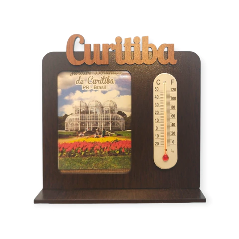 Termômetro decorativo com foto do Jardim Botânico de Curitiba, apresentando temperatura em Celsius e Fahrenheit.