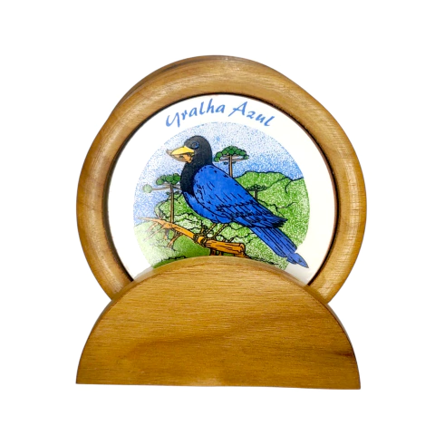Porta copos decorativo com ilustração da Gralha Azul, símbolo de Curitiba, em um suporte de madeira.