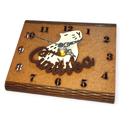 Relógio ecológico de mesa com design de capivara, numerais em destaque e acabamento em MDF.