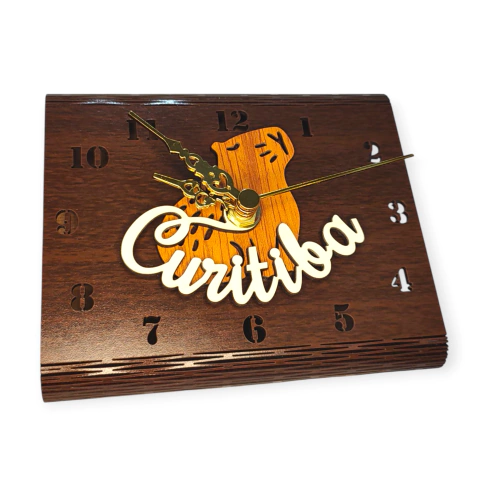 Relógio de mesa ecológico com design de capivara e a palavra "Curitiba" em destaque.