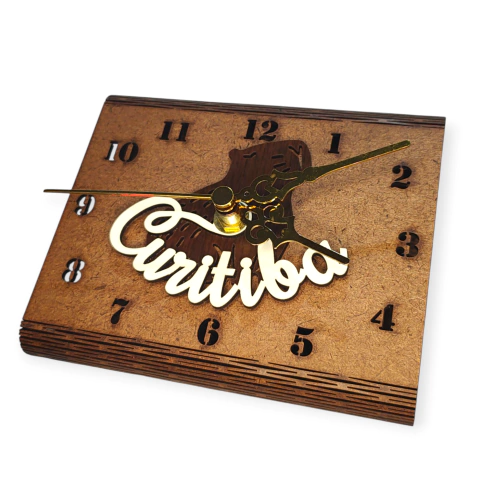 Relógio de mesa ecológico com design de capivara e a inscrição "Curitiba".