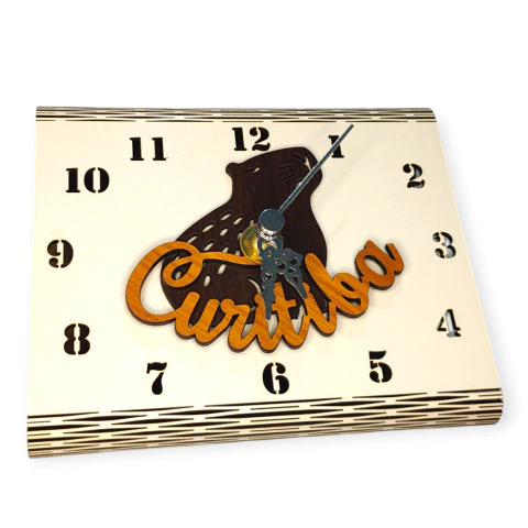 Relógio ecológico de mesa com design de capivara e o nome "Curitiba" em madeira.