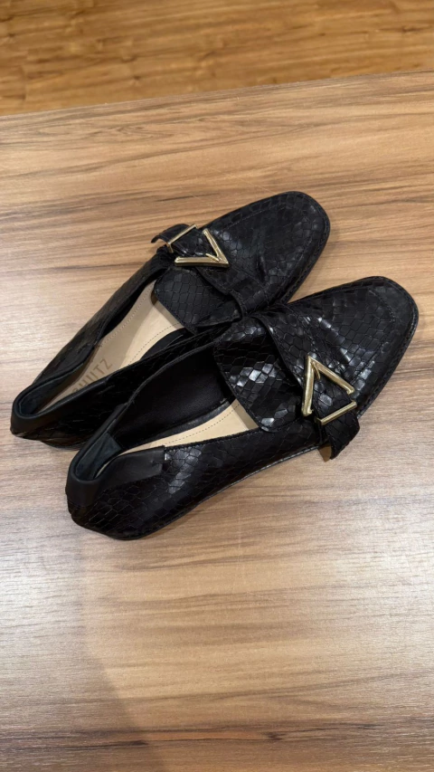 MOCASSIM PRETO CROCO FIVELA TRIANGULO BICO FINO SCHUTZ 40