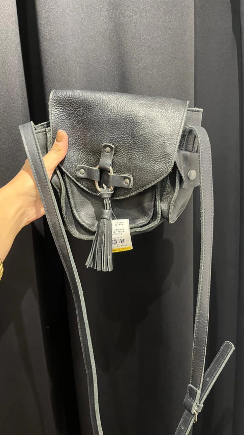 BOLSA TIRACOLO PRETO DET TASSEL VIA MIA