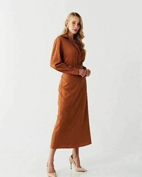 Conjunto Maquinetado Saia Midi e Camisa Marrom