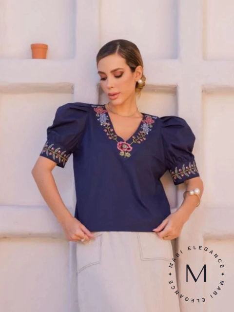 Blusa Bordada Azul - Detalhes Artesanais e Clássicos - Tamanho M