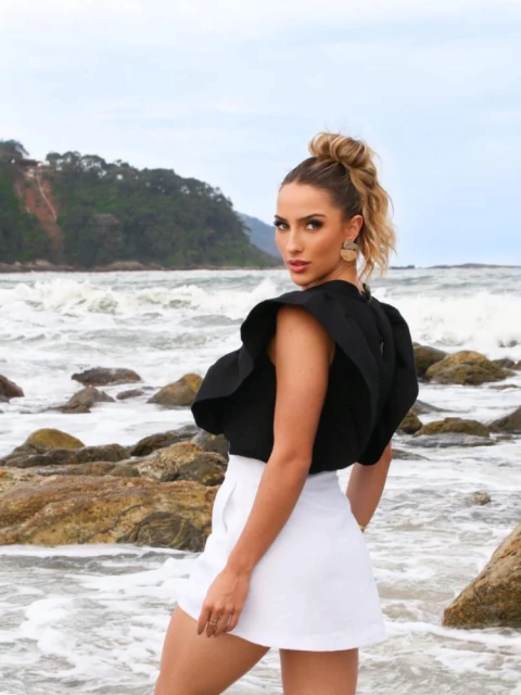 Blusa de Encanto Luxo - Preta com Bordados Vibrantes - Tamanho M