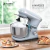 Batidora planetaria vintage Suono de 6 velocidades con bowl de acero inoxidable y accesorios, ideal para repostería, en cocina moderna junto a cupcakes y medialunas.