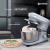 Batidora planetaria vintage Suono de 6 velocidades con bowl de acero inoxidable amasando masa, sobre mesada de cocina moderna, junto a una pizza recién horneada.