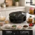 Máquina eléctrica SUONO para hacer 7 cupcakes o muffins, ubicada en una cocina moderna junto a ingredientes y cupcakes decorados.