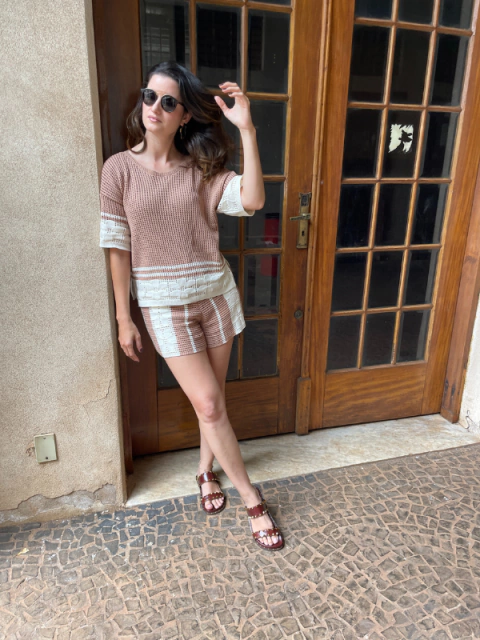 Conjunto Tricô Bordado Margot com detalhes em branco, composto por blusa de manga curta e shorts, ideal para moda feminina.-Doiseff