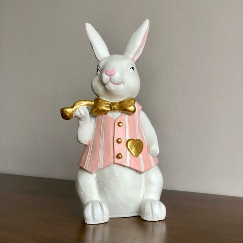 COELHO EM RESINA COM CACHIMBO COLETE ROSA E DOURADO 27CM - comprar online