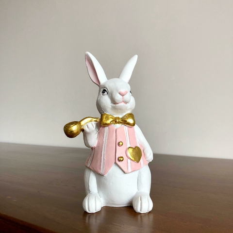 COELHO EM RESINA COM CACHIMBO COLETE ROSA E DOURADO 15CM - comprar online