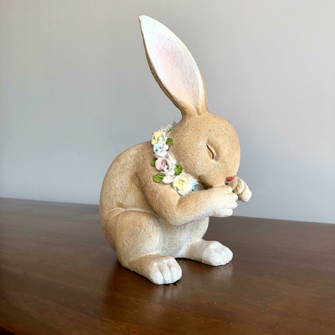 COELHA EM RESINA ABAIXADA COM COLAR DE FLORES