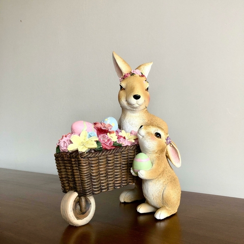 COELHA EM RESINA COM FILHOTE EMPURRANDO CARRINHO COM FLORES - comprar online