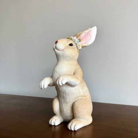 COELHA EM RESINA SENTADA COM TIARA DE FLORES 24CM - comprar online