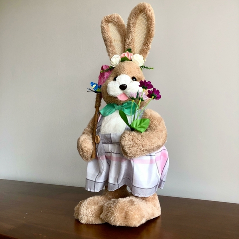 COELHA EM PÉ CAÇANDO BORBOLETAS 50CM - comprar online