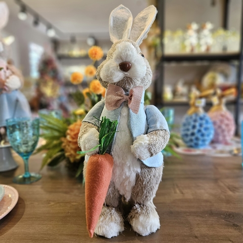 COELHO DE PÁSCOA MACHO EM PÉ ROSA/AZUL COM CENOURA 48CM - comprar online