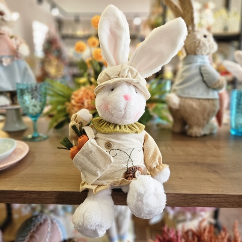 COELHA DE PÁSCOA SENTADA VESTIDO BEGE CHAPEU BEGE BOLSA C/ CENOURA 43,CM - FLORARTE - comprar online