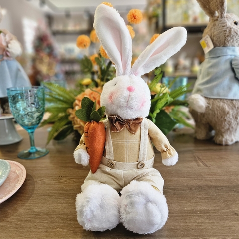 COELHO DE PÁSCOA SENTADO BLUSA AMARELA CALÇA BEGE C/ CENOURA 43,CM - comprar online