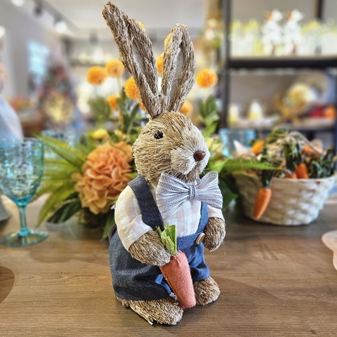 COELHO DE PÁSCOA MACHO EM PÉ DE PALHA AZUL/XADREZ 33CM - comprar online