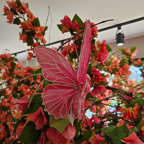 BORBOLETA DE PÁSCOA DECORATIVA DE PENDURAR ROSA 20CM - comprar online