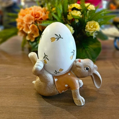 COELHO DE PÁSCOA EM RESINA DEITADO APOIANDO OVO COM FLORES VERDE/BEGE 18,5CM - comprar online