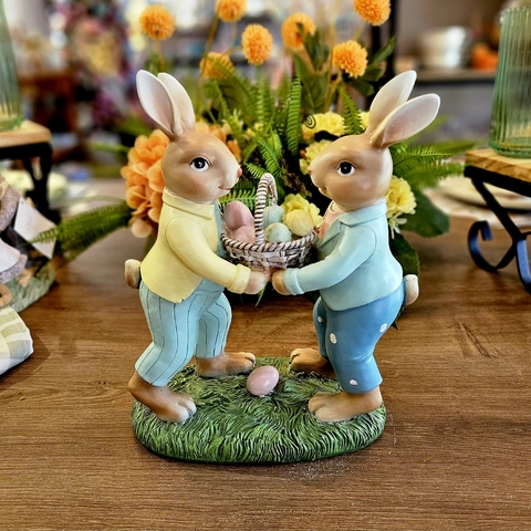 PASCOA CASAL DE COELHOS SEGURANDO CESTA C/OVOS 25CM - comprar online