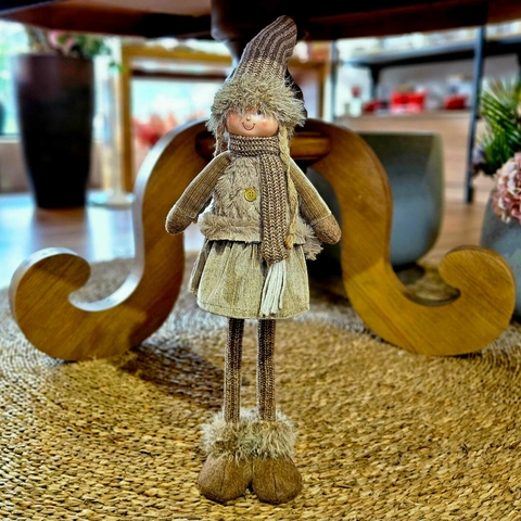 NATAL BONECA EM PÉ VESTIDO E CACHECOL MARROM 70CM - comprar online