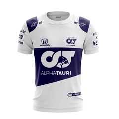 Camiseta Alpha Tauri da equipe de F1, apresentada em cores brancas e azul marinho, com logotipos da Honda e outras marcas.