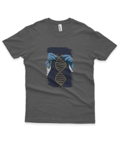 Camiseta cinza com estampa de mãos segurando uma dupla hélice de DNA em fundo escuro.