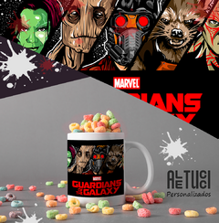 Caneca dos Guardiões da Galáxia com personagens da Marvel, decorada com confeitos coloridos ao redor.