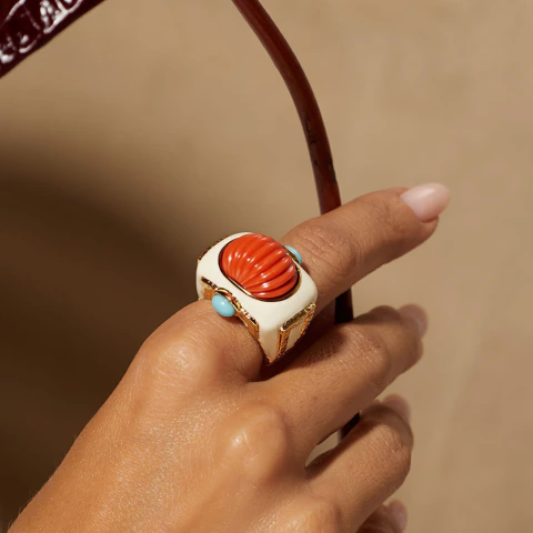 ANEL ESCULPIDO RESINA CORAL, RESINA TURQUESA E ESMALTE RESINA - BANHO DE OURO 18K