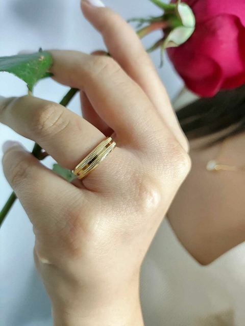 Aliança Semijoia Banhada a Ouro com detalhes em relevo