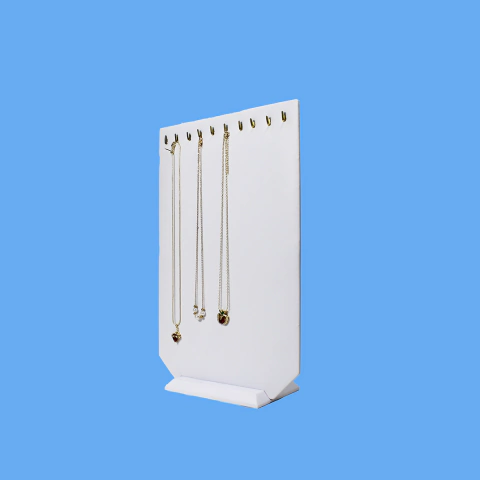 Tabla para exhibir cadenas o calleras, fabricada en madera y vinipiel, ideal para mostrar 12 piezas, base estable y resistente, color blanco, disponible en varios colores, fabricación especial Exhiba.