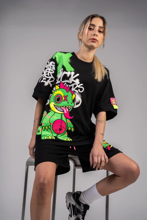 CAMISETA OVERSIZED CHAMELEON SPRAY PRETA – HAZARD COLLECTION